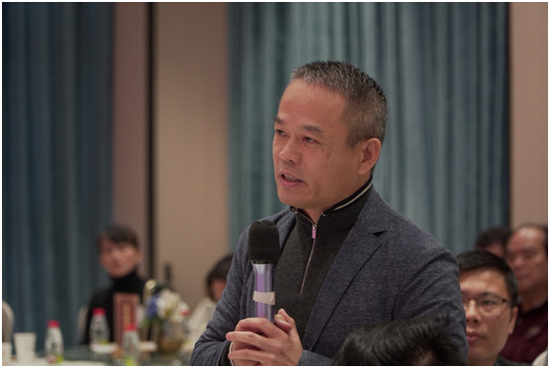 海南畫(huà)王文華傳播有限公司董事長(zhǎng)陳潤(rùn)。符敦孝攝